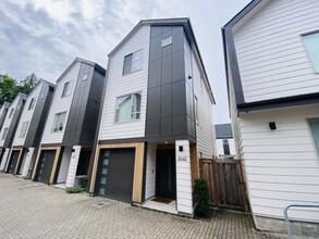 Building Photo - 3942 SE Gladstone St