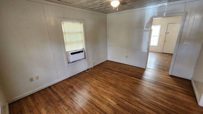 Building Photo - Cute 2 bedroom, 1 bathroom house with fenc...