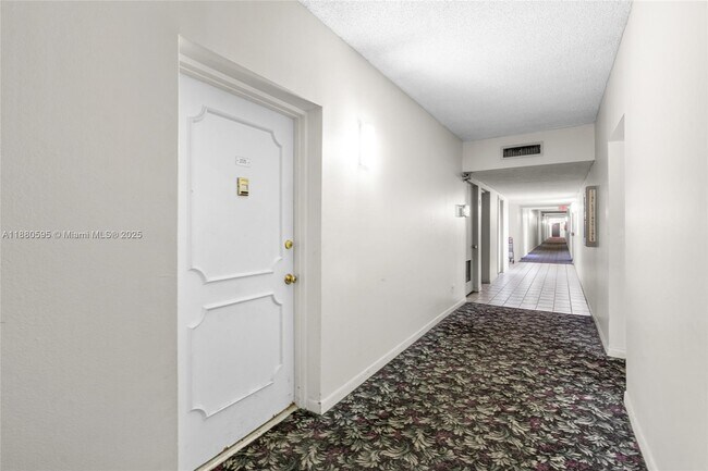 Foto del edificio - 4880 NW 22nd St