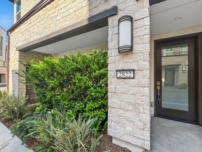 Building Photo - Stunning 3BD/2.5BA Townhouse in Mission Va...