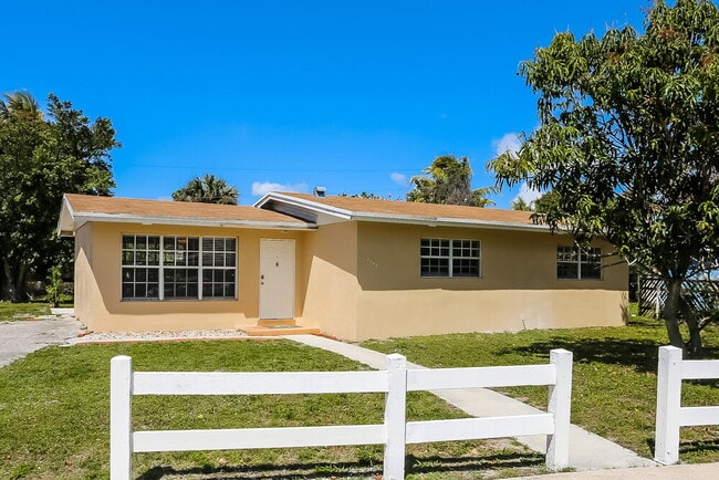 Building Photo - 1107 NW 15th Ct