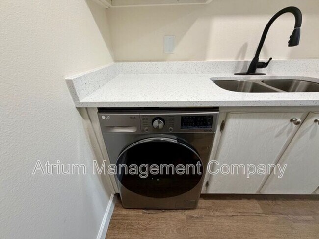 Building Photo - 615 Lakeview St