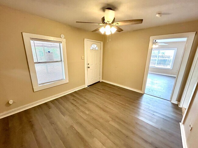Building Photo - AVAILABLE NOW! Corner Lot 3 Bedroom / 1.5 ...