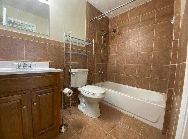 Building Photo - Charming Rental Home in Newberry – Spacious, Comfortable, and Convenient