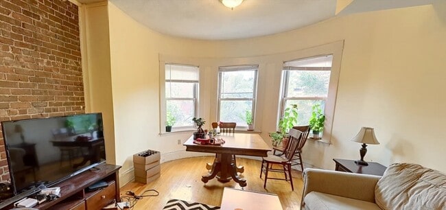 Building Photo - 1406 Beacon St