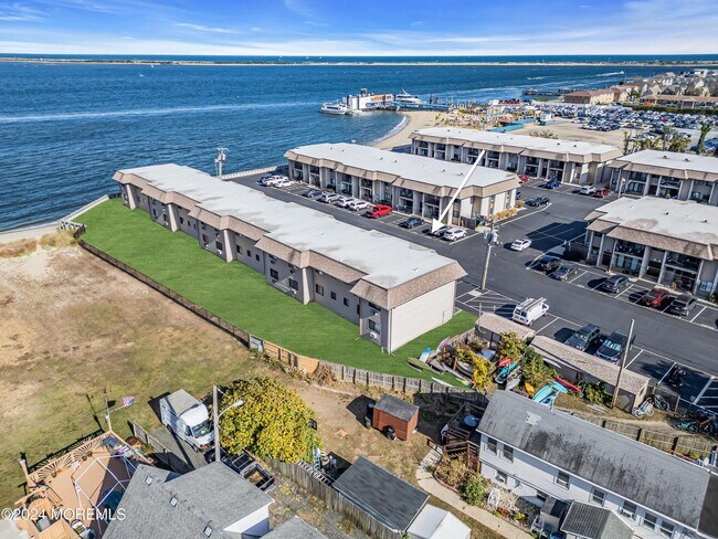 Building Photo - 330 Shore Dr