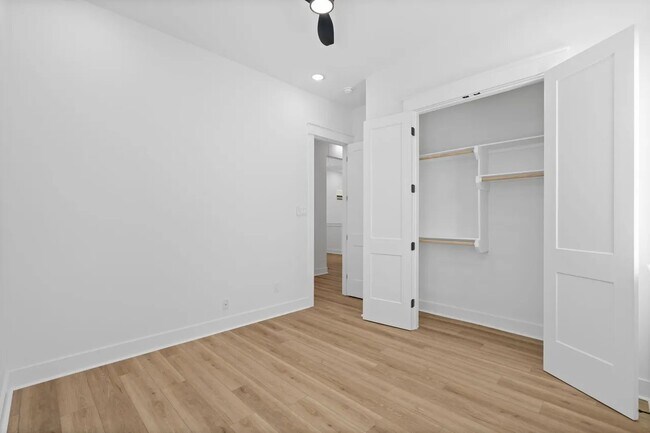 Foto del edificio - 8905 Laverne St