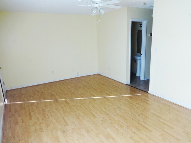 Foto del edificio - End-Unit Townhouse! Storage Space! Fenced-...