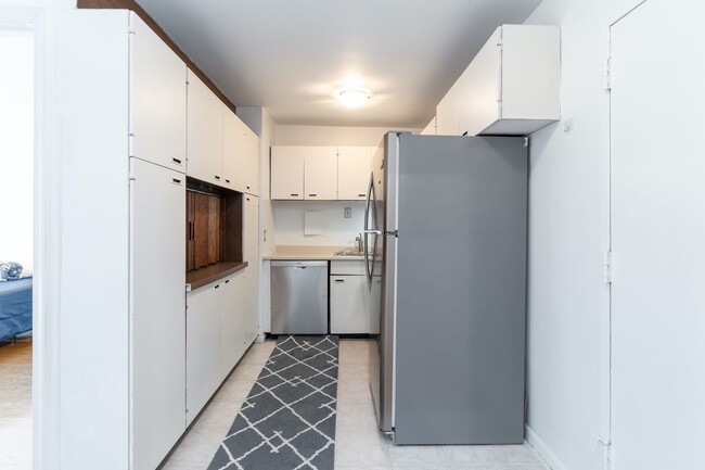 Building Photo - Sunny 2 BR at Claridge House Coop