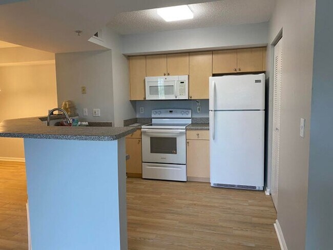 Building Photo - 2/2 Condo with Lake Views in Portofino at Jensen Beach