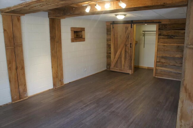 Foto del edificio - 7172 Brush Creek Rd