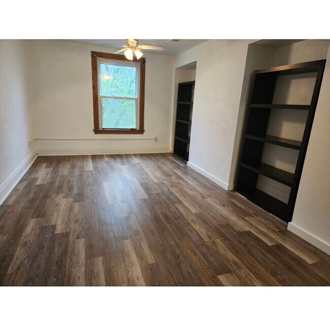 Building Photo - 205 8th St