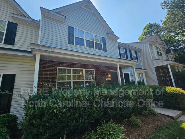 Foto del edificio - 1867 Forest Side Ln