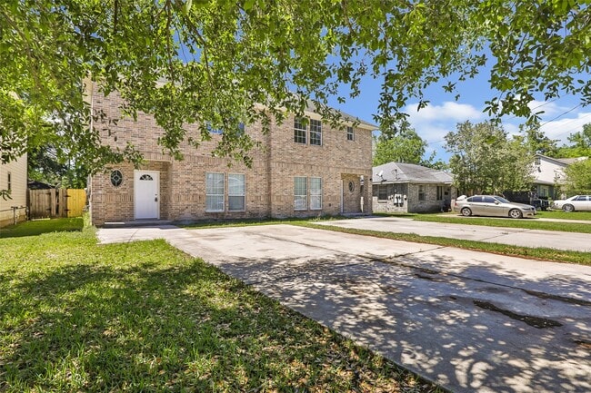 Building Photo - 10445 Wicklowe St