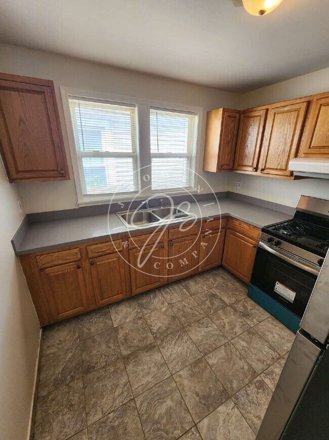 Building Photo - Adorable Updated 3 Bedroom Bungalow Near Downtown & Tony Packo's!