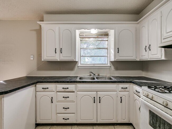 Building Photo - 3204 Parker Dr