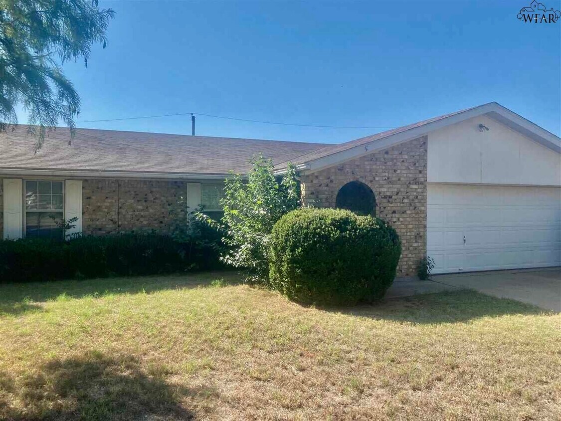 Primary Photo - 5 Oak Grove Cir