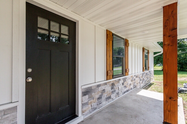 Building Photo - 25 Poplar Hill Dr