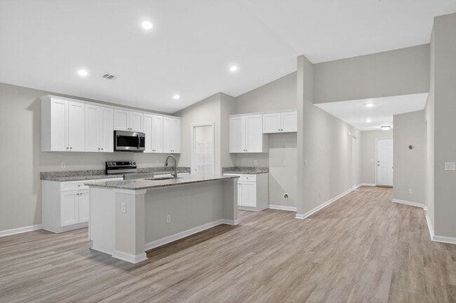 Building Photo - 245 Cromer St