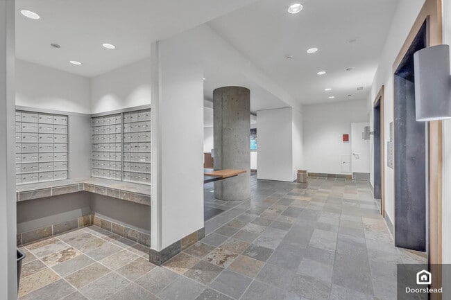 Building Photo - 121 Vine St