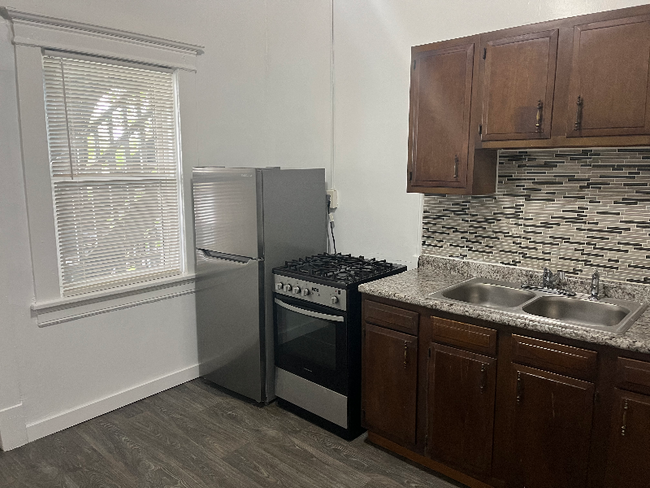 Foto del edificio - 7102 Carnegie Ave