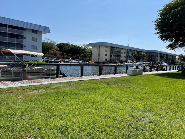 Foto del edificio - 3600 NE 170th St