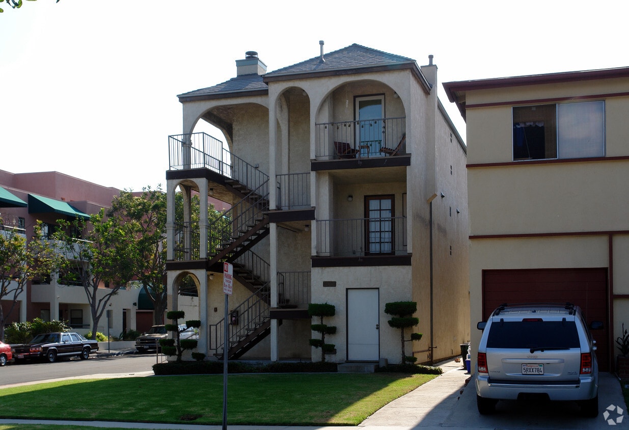Building Photo - 608 E Holly Ave