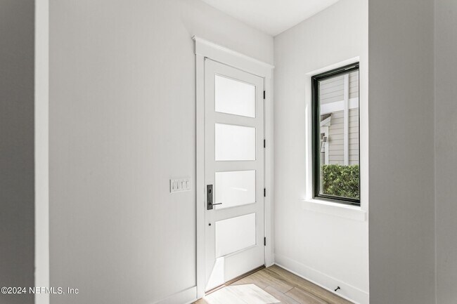 Building Photo - 207 Lora St