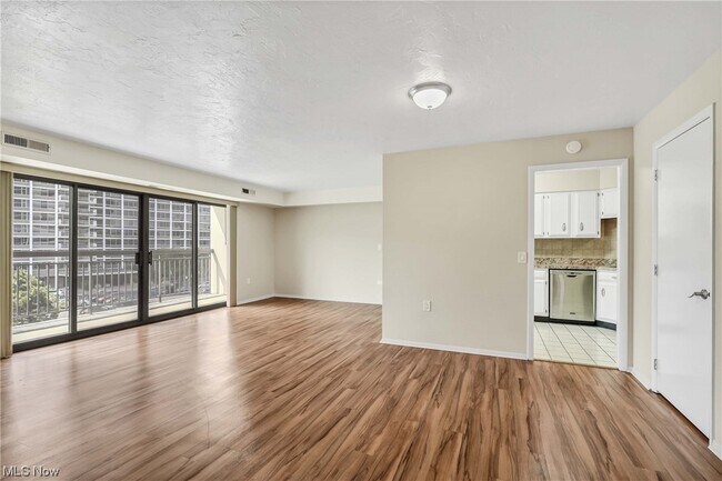 Foto del edificio - 12550 Lake Ave