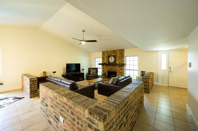 Building Photo - 1113 Gannon Dr