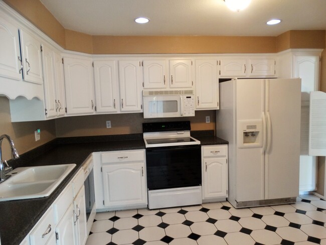 Building Photo - Wonderfull Two Bedroom/Two Bathroom Townhouse