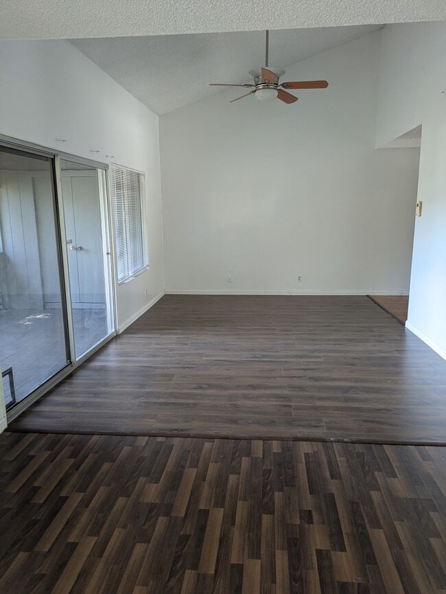 Building Photo - Beautiful Upper-Level Two-Bedroom  Two-Bat...