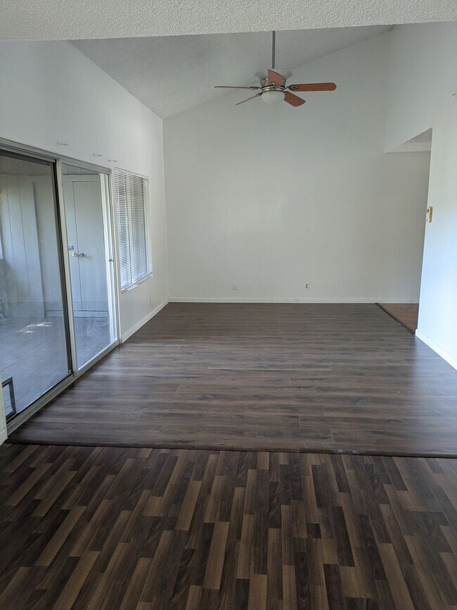 Foto del edificio - Beautiful Upper-Level Two-Bedroom  Two-Bat...