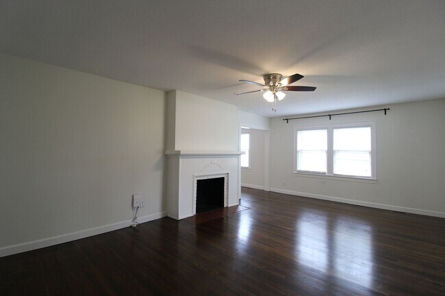 Foto del edificio - Remodeled 2 Bedroom 1 Bath Duplex Blocks F...