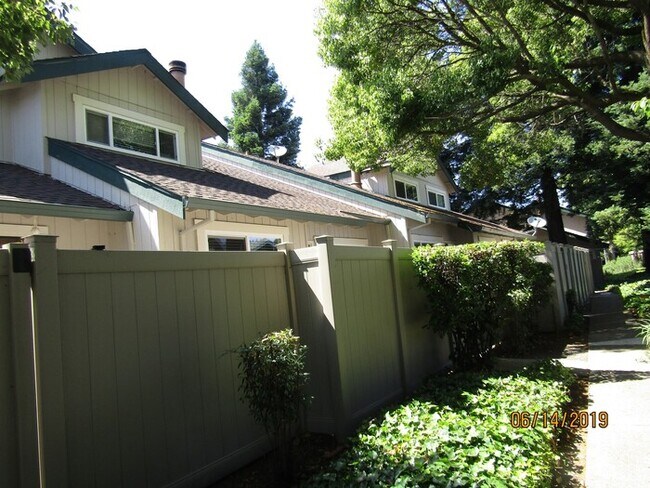 Foto del edificio - 1048 Copeland Creek Dr