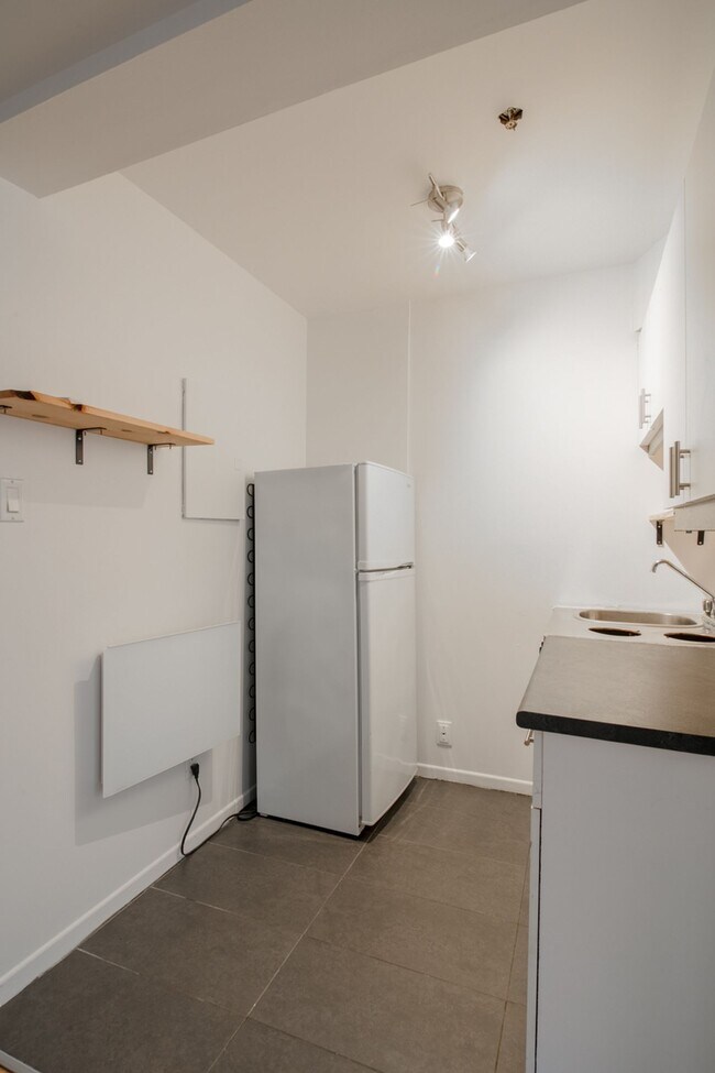 Building Photo - 25 Av des Pins O