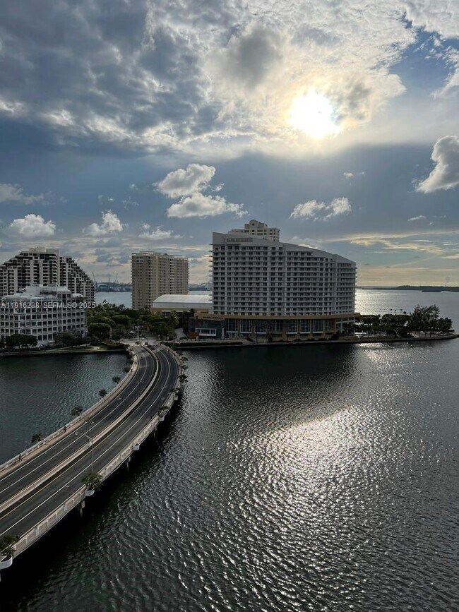 Foto del edificio - 801 Brickell Bay Dr