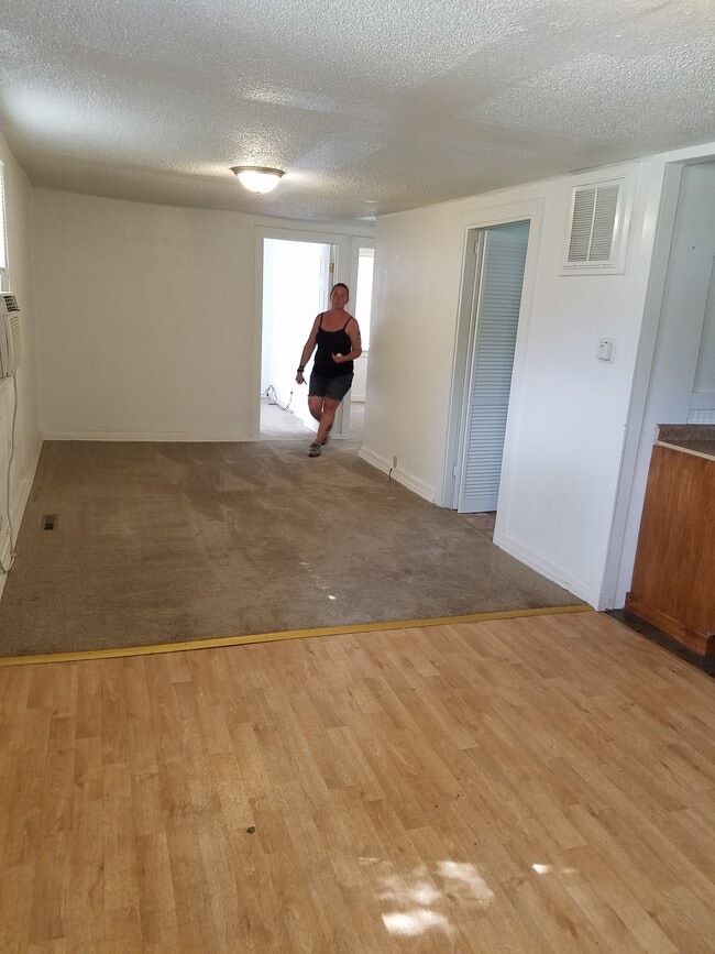 Living - 211 7th St