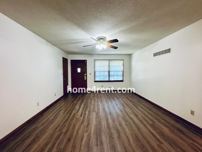 Foto del edificio - Charming Duplex Style Home with New Paint, Updated Floors, Finished Basement and a Quiet Back Patio!