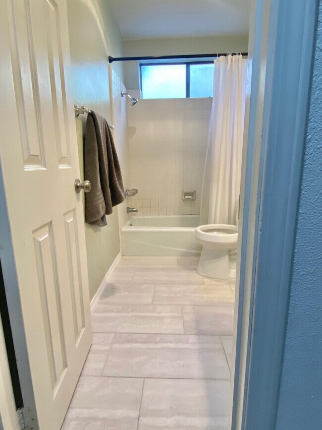 2101 E 21st St Unit 210, Signal Hill, CA 90755 Condo for Rent in