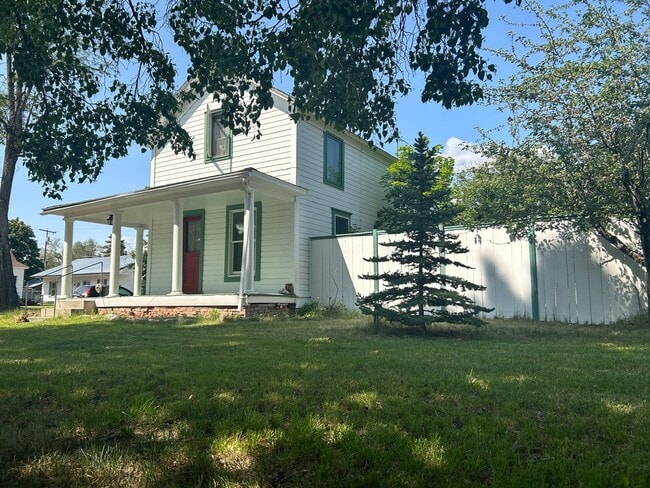 Building Photo - 2 bed 1.5 bath Hamilton home