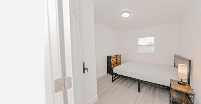 Photo - 905 W 12th St House