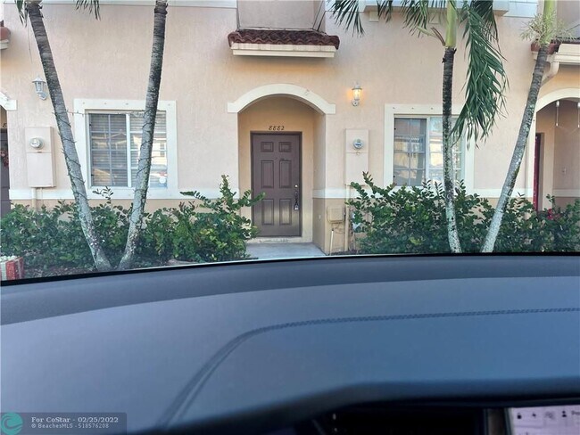 Building Photo - 8882 N Isles Cir