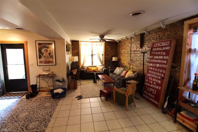 Foto del edificio - 953 N Damen Ave