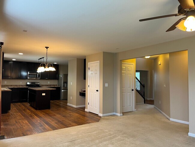 Foto del edificio - Updated 4 Bed 3 Bath Home In Fairview Heights!