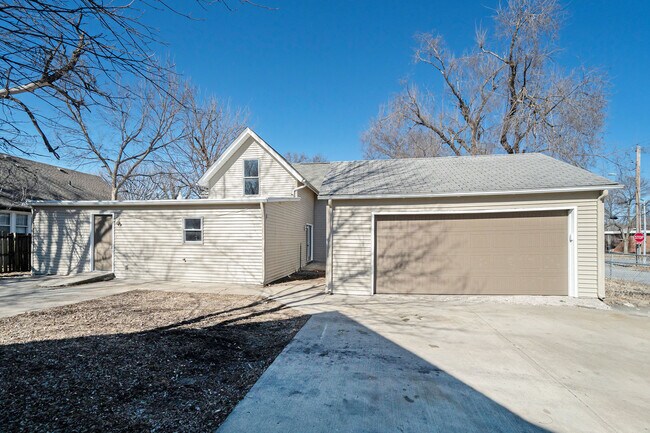 Building Photo - 219 E Elm St