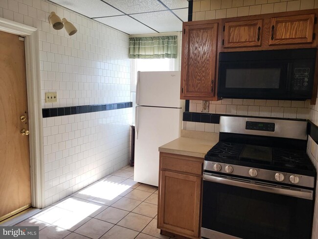Building Photo - 206 W 28th St
