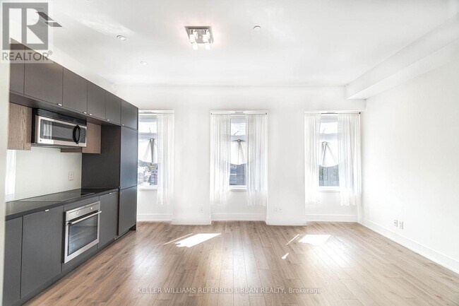 Photo du bâtiment - 111 St Clair Ave W