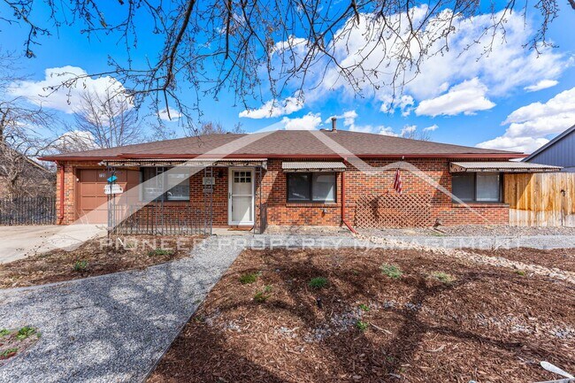 Foto del edificio - Charming Home with Washer/Dryer and Fenced...