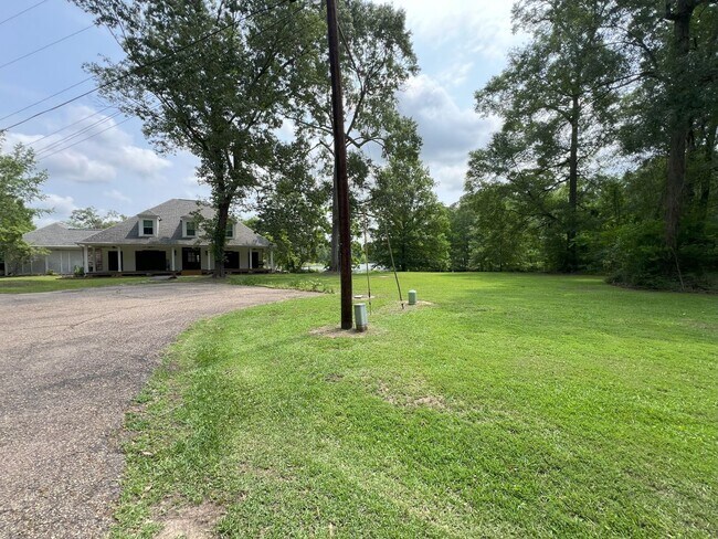 Building Photo - 4 bedroom, 2.5 bathroom located in Jackson...